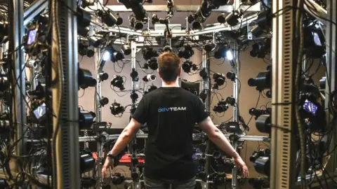 Getty Images 法国视频游戏公司 Quantic Dream 展示摄影测量流程时，一名员工站在笼子里