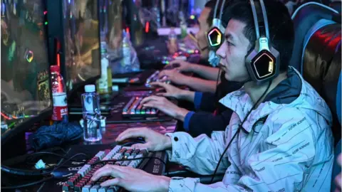 Getty Images 2024 年 4 月 10 日，人们在北京的一家网吧玩电子游戏。