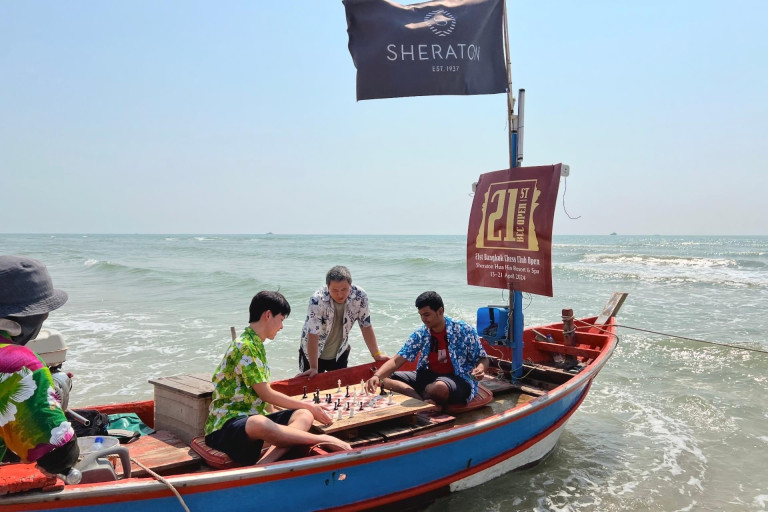 华欣喜来登酒店通过“海边下棋”活动突出旅游亮点，在沙滩上下棋。